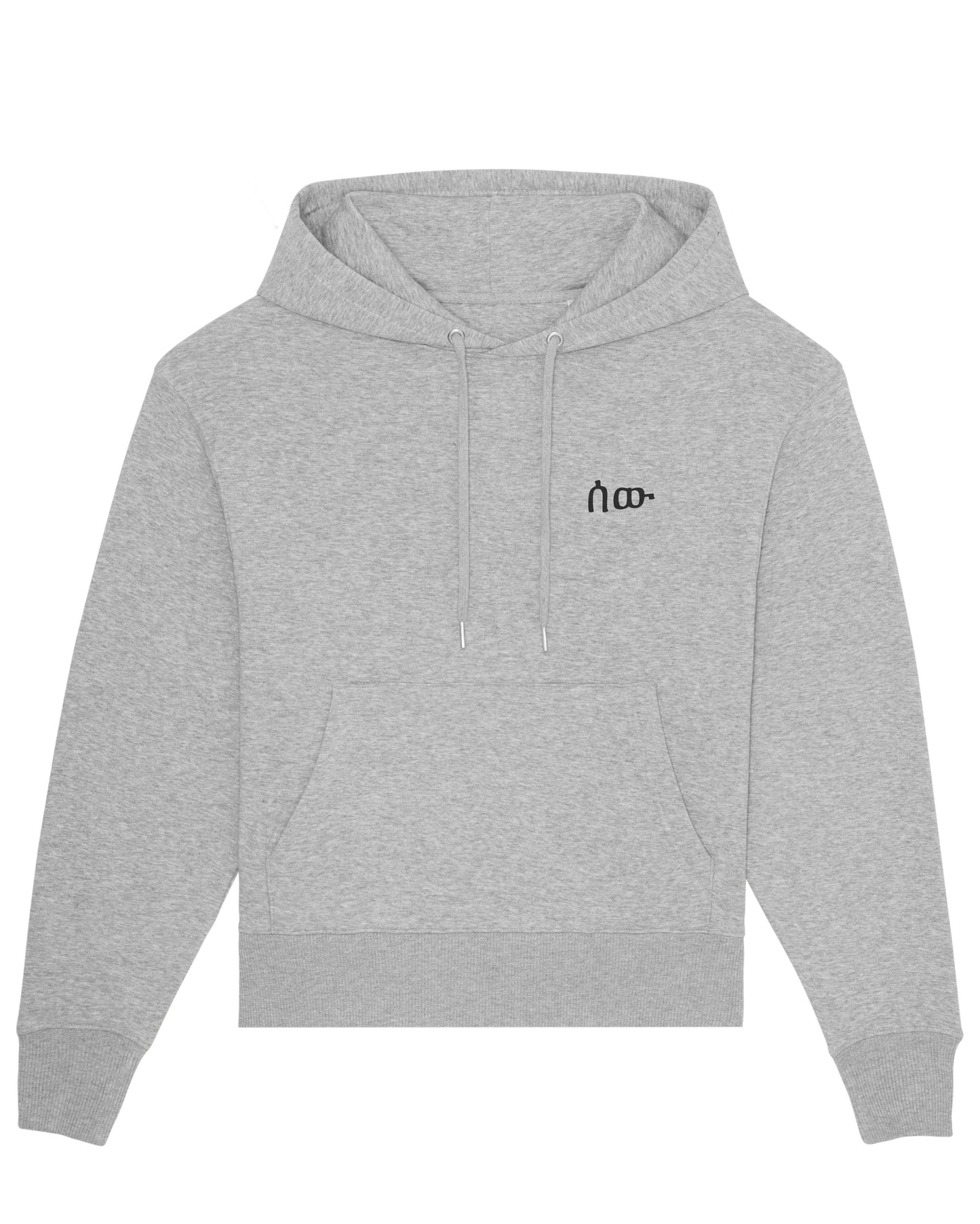 Freigestellter grauer Hoodie mit Kapuze und zentraler Tasche auf weißem Hintergrund. Auf der linken Brust befindet sich ein kleines schwarzes Symbol.