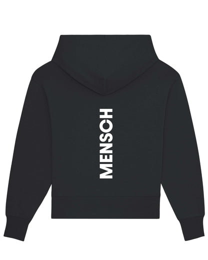 Freigestellter schwarzer Hoodie auf weißem Hintergrund. Mittig auf dem Rücken verläuft der schwarze Schriftzug „MENSCH“.