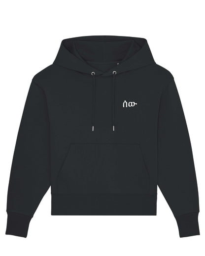 Freigestellter schwarzer Hoodie mit Kapuze und zentraler Tasche auf weißem Hintergrund. Auf der linken Brust befindet sich ein kleines schwarzes Symbol.