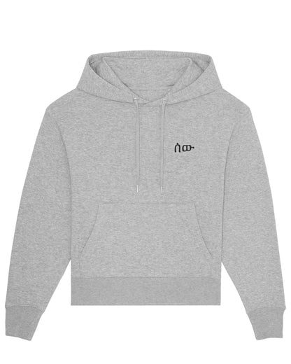 Freigestellter grauer Hoodie mit Kapuze und zentraler Tasche auf weißem Hintergrund. Auf der linken Brust befindet sich ein kleines schwarzes Symbol.