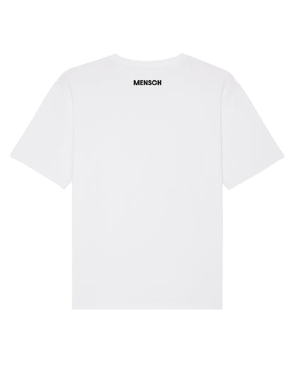 Freisteller eines weißen T-Shirts mit schwarzem Rückendruck „MENSCH“ im Nackenbereich, zentral und in Großbuchstaben gesetzt.