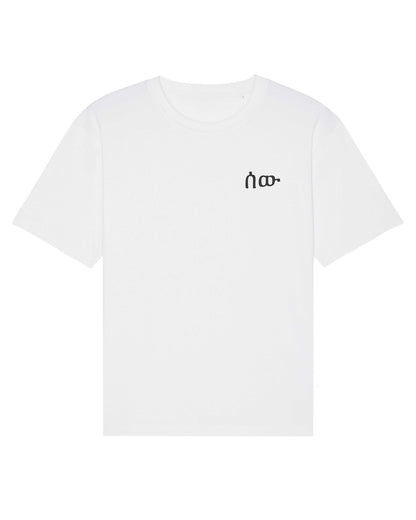 Freisteller eines weißen T-Shirts mit schwarzem Logo-Schriftzug auf der linken Brust.